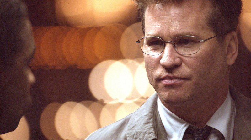 Mit einem neuartigen, satellitengesteuerten Überwachungssystem können die FBI-Ermittler (Val Kilmer) und Carlin die Suche nach dem Täter beginnen – in der Vergangenheit … – Bild: ProSieben Media AG © Disney. All Rights reserved. Mit einem neuartigen, satellitengesteuerten Überwachungssystem können die FBI-Ermittler (Val Kilmer) und Carlin die Suche nach dem Täter beginnen – in der Vergangenheit … – Bild: ProSieben Media AG © Disney. All Rights reserved.