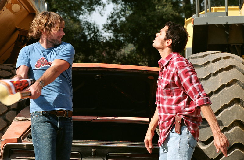 Die wagemutigen Cousins Bo (Seann William Scott, l.) und Luke Duke (Johnny Knoxville, r.) machen mit ihrem aufgemotzten orangefarbenen 69er Dodge Charger das friedliche Hazzard County unsicher. – Bild: ProSieben Media AG © Warner Brothers International Die wagemutigen Cousins Bo (Seann William Scott, l.) und Luke Duke (Johnny Knoxville, r.) machen mit ihrem aufgemotzten orangefarbenen 69er Dodge Charger das friedliche Hazzard County unsicher. – Bild: ProSieben Media AG © Warner Brothers International