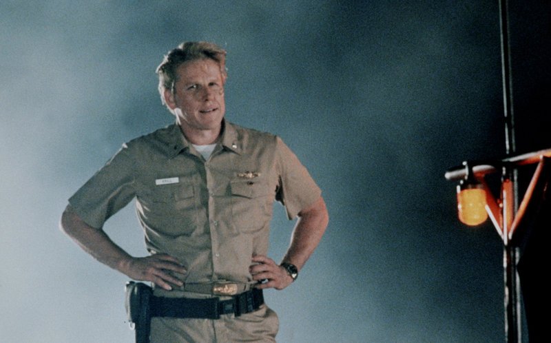 Der unangenehme erste Offizier Krill (Garey Busey) verrät seinen Kapitän und sein Schiff und macht mit dem Terroristen und Ex-CIA-Agent Strannix gemeinsame Sache, der die Atomraketen des Schiffes in seine Gewalt bringen will… – Bild: ProSieben Media AG © Warner Bros. Der unangenehme erste Offizier Krill (Garey Busey) verrät seinen Kapitän und sein Schiff und macht mit dem Terroristen und Ex-CIA-Agent Strannix gemeinsame Sache, der die Atomraketen des Schiffes in seine Gewalt bringen will… – Bild: ProSieben Media AG © Warner Bros.