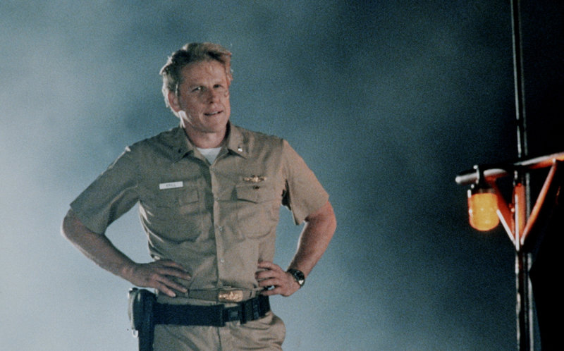 Der unangenehme erste Offizier Krill (Garey Busey) verrät seinen Kapitän und sein Schiff und macht mit dem Terroristen und Ex-CIA-Agent Strannix gemeinsame Sache, der die Atomraketen des Schiffes in seine Gewalt bringen will ... – Bild: ProSieben Media AG © Warner Bros. Der unangenehme erste Offizier Krill (Garey Busey) verrät seinen Kapitän und sein Schiff und macht mit dem Terroristen und Ex-CIA-Agent Strannix gemeinsame Sache, der die Atomraketen des Schiffes in seine Gewalt bringen will ... – Bild: ProSieben Media AG © Warner Bros.
