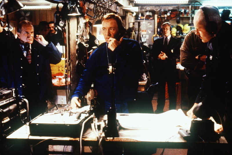 Stehen vor einer schwierigen Aufgabe: Chief Al Travis (John Spencer, l.), Kommander Adam Beck (David Morse, r.) und Spezialagent Chris Sabian (Kevin Spacey, M.) ... – Bild: ProSieben Media AG TM+© Warner Bros. Stehen vor einer schwierigen Aufgabe: Chief Al Travis (John Spencer, l.), Kommander Adam Beck (David Morse, r.) und Spezialagent Chris Sabian (Kevin Spacey, M.) ... – Bild: ProSieben Media AG TM+© Warner Bros.