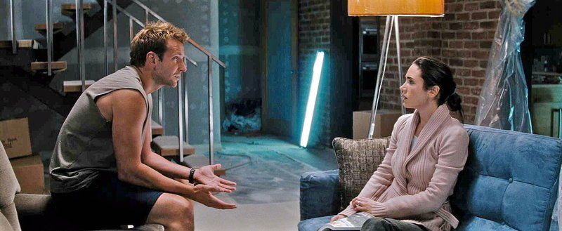 Janine (Jennifer Connelly, r.) und ihr Ehemann Ben (Bradley Cooper, l.) leben eigentlich nur noch nebeneinander her. Janine sehnt sich schließlich verzweifelt nach Abwechslung… – Bild: ProSieben Media AG © Warner Brother Janine (Jennifer Connelly, r.) und ihr Ehemann Ben (Bradley Cooper, l.) leben eigentlich nur noch nebeneinander her. Janine sehnt sich schließlich verzweifelt nach Abwechslung… – Bild: ProSieben Media AG © Warner Brother