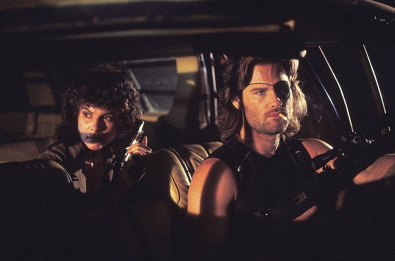 Für Maggie (Adrienne Barbeau) und die Klapperschlange (Kurt Russell) beginnt ein Wettlauf mit der Zeit ... – Bild: ProSieben Media AG © AVCO Embassy Pictures Für Maggie (Adrienne Barbeau) und die Klapperschlange (Kurt Russell) beginnt ein Wettlauf mit der Zeit ... – Bild: ProSieben Media AG © AVCO Embassy Pictures