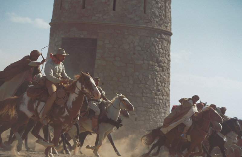 Um zu beweisen, dass sein Mustang Hidalgo wirklich schneller ist als die edlen arabischen Rösser, erklärt sich der berühmte amerikanische Kurierreiter Frank T. Hopkins (Viggo Mortensen bereit, sich mit diesen in einem 3000-Meilen-Rennen in der arabischen Wüste zu messen. Dummerweise ahnt Hopkins nicht, dass seine Konkurrenten erbarmungslos mit ihm umgehen werden ... – Bild: ProSieben Media AG © Walt Disney Pictures. All rights reserved Um zu beweisen, dass sein Mustang Hidalgo wirklich schneller ist als die edlen arabischen Rösser, erklärt sich der berühmte amerikanische Kurierreiter Frank T. Hopkins (Viggo Mortensen bereit, sich mit diesen in einem 3000-Meilen-Rennen in der arabischen Wüste zu messen. Dummerweise ahnt Hopkins nicht, dass seine Konkurrenten erbarmungslos mit ihm umgehen werden ... – Bild: ProSieben Media AG © Walt Disney Pictures. All rights reserved