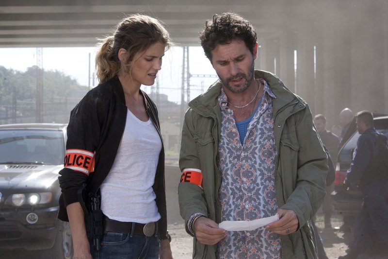 Claire Linné (Alice Taglioni, l.) und Lafay (Serge Hazanavicius, r.) jagen den meist gesuchten Verbrecher Frankreichs. Sie stehen vor einem Rätsel ... – Bild: ProSieben Media AG © Atlas Film- und Medien AG (ehemals: Atlas Filmverleih GmbH) Claire Linné (Alice Taglioni, l.) und Lafay (Serge Hazanavicius, r.) jagen den meist gesuchten Verbrecher Frankreichs. Sie stehen vor einem Rätsel ... – Bild: ProSieben Media AG © Atlas Film- und Medien AG (ehemals: Atlas Filmverleih GmbH)