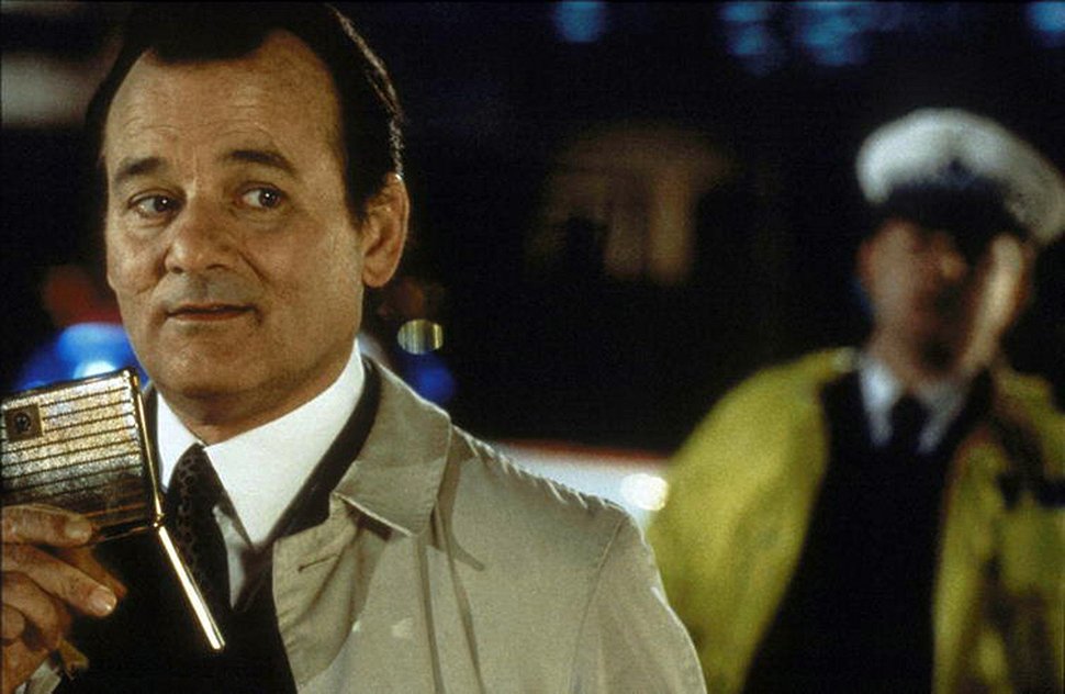 Der naive Wally Ritchie (Bill Murray) glaubt, das Mitglied eines experimentellen Theaterensembles zu sein, das im nächtlichen London ein Live-Stück inszeniert. Doch in Wirklichkeit wird er in einen Mordfall verwickelt… – Bild: ProSieben Media AG © Warner Bros. Der naive Wally Ritchie (Bill Murray) glaubt, das Mitglied eines experimentellen Theaterensembles zu sein, das im nächtlichen London ein Live-Stück inszeniert. Doch in Wirklichkeit wird er in einen Mordfall verwickelt… – Bild: ProSieben Media AG © Warner Bros.