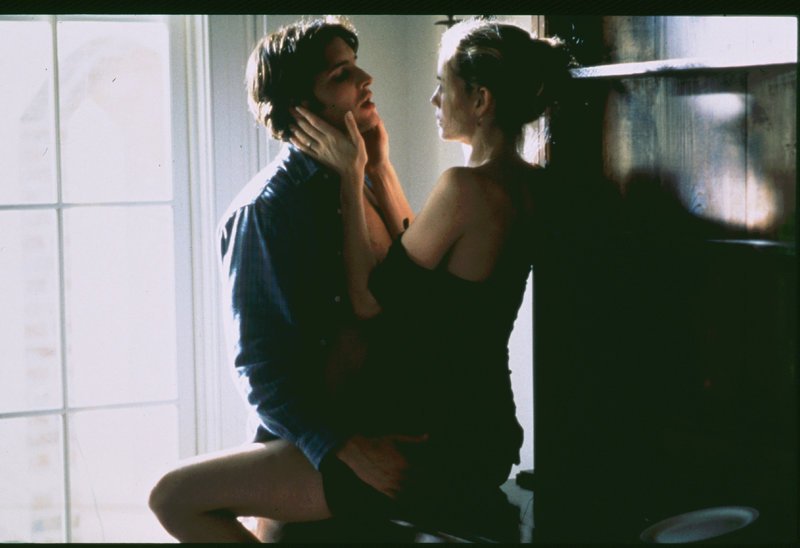 Um sich an ihrem Ehemann zu rächen, verführt Lilly (Saffron Burrows, r.) den Studenten Jimmy (Peter Facinelli, l.) – und lächelt dabei triumphierend in die Überwachungskamera ihres Mannes, was Folgen haben wird … – Bild: ProSieben Media AG © Atlas Film- und Medien AG (ehemals: Atlas Filmverleih GmbH) Um sich an ihrem Ehemann zu rächen, verführt Lilly (Saffron Burrows, r.) den Studenten Jimmy (Peter Facinelli, l.) – und lächelt dabei triumphierend in die Überwachungskamera ihres Mannes, was Folgen haben wird … – Bild: ProSieben Media AG © Atlas Film- und Medien AG (ehemals: Atlas Filmverleih GmbH)