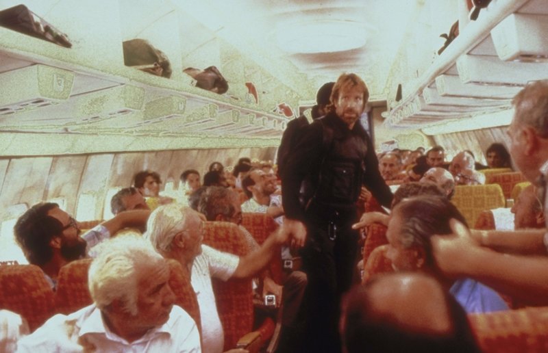 Endlich gelingt es Major Scott (Chuck Norris, M.) und seiner Elitetruppe Delta Force, in das gekaperte Flugzeug einzudringen. Doch wo sind die äußerst hemmungslosen Entführer? – Bild: ProSieben Media AG „ quelltext=