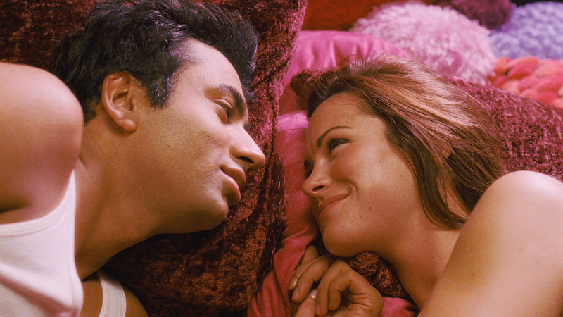 Es gelingt Kumar (Kal Penn, l.), die Hochzeit seiner Exfreundin Vanessa (Danneel Ackles, r.) zu sprengen und sie zurückzugewinnen ... – Bild: ProSieben Media AG © Warner Brothers Es gelingt Kumar (Kal Penn, l.), die Hochzeit seiner Exfreundin Vanessa (Danneel Ackles, r.) zu sprengen und sie zurückzugewinnen ... – Bild: ProSieben Media AG © Warner Brothers