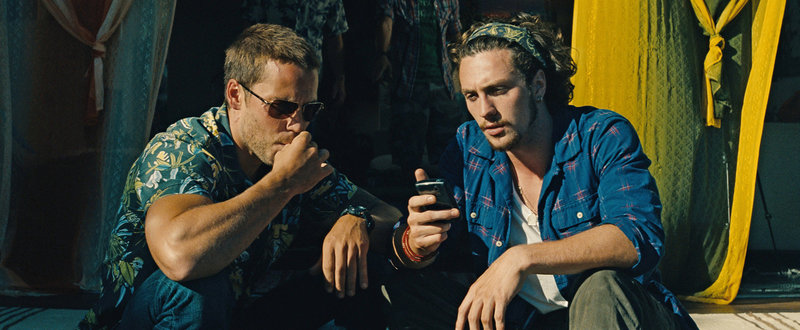 Als Ophelia vom mexikanischen Drogenkartell entführt wird, müssen Chon (Taylor Kitsch, l.) und sein bester Freund Ben (Aaron Johnson, r.) einen gefährlichen Weg gehen, um sie aus den skrupellosen Fängen zu befreien ... – Bild: ProSieben Media AG © 2012 Universal Studios. All Rights Reserved. Als Ophelia vom mexikanischen Drogenkartell entführt wird, müssen Chon (Taylor Kitsch, l.) und sein bester Freund Ben (Aaron Johnson, r.) einen gefährlichen Weg gehen, um sie aus den skrupellosen Fängen zu befreien ... – Bild: ProSieben Media AG © 2012 Universal Studios. All Rights Reserved.