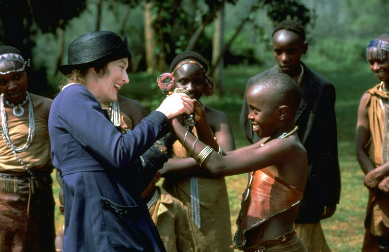 Für die Eingeborenen wird Karen (Meryl Streep, M.) zu einer wichtigen Ansprechperson in allen Lebenslagen ... – Bild: ProSieben Media AG © 2002 Universal Televison Distribution Für die Eingeborenen wird Karen (Meryl Streep, M.) zu einer wichtigen Ansprechperson in allen Lebenslagen ... – Bild: ProSieben Media AG © 2002 Universal Televison Distribution