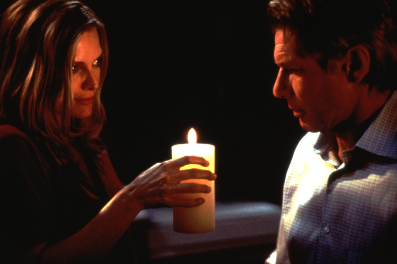 Die Ehe von Norman (Harrison Ford, r.) und Claire (Michelle Pfeiffer, l.) verläuft glücklich - allerdings kämpft Claire seelisch noch mit den Folgen eines Autounfalls. Eines Tages beginnt Claire mysteriöse Stimmen im Haus zu hören und hat Erscheinungen von Toten. Ihr Mann Norman glaubt ihr jedoch nicht und hält sie für nervlich labil. Doch Claire kommt nach und nach der Wahrheit auf die Spur ... – Bild: ProSieben Media AG © 20th Century Fox Die Ehe von Norman (Harrison Ford, r.) und Claire (Michelle Pfeiffer, l.) verläuft glücklich - allerdings kämpft Claire seelisch noch mit den Folgen eines Autounfalls. Eines Tages beginnt Claire mysteriöse Stimmen im Haus zu hören und hat Erscheinungen von Toten. Ihr Mann Norman glaubt ihr jedoch nicht und hält sie für nervlich labil. Doch Claire kommt nach und nach der Wahrheit auf die Spur ... – Bild: ProSieben Media AG © 20th Century Fox