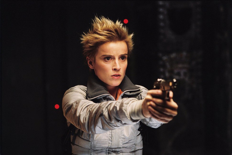 Adele (Agathe de La Boulaye) gerät zwischen die mörderischen Fronten von Aliens und Predatoren, die 700 Meter unter der Erdoberfläche einen brutalen Krieg führen… – Bild: ProSieben Media AG © 2004 Twentieth Century Fox Film Corporation. All rights reserved.