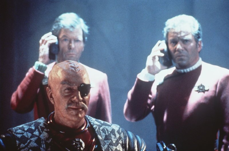 McCoy (DeForest Kelley, hinten l.) und Kirk (William Shatner, hinten r.) erhalten schlechte Nachrichten – doch General Chang (Christopher Plummer, vorne) scheint durchaus erfreut … – Bild: Puls 4