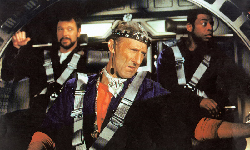 Der geniale Ingenieur Zefram Cochrane (James Cromwell) hat den Warp-Antrieb erfunden. – Bild: Puls 4 Der geniale Ingenieur Zefram Cochrane (James Cromwell) hat den Warp-Antrieb erfunden. – Bild: Puls 4