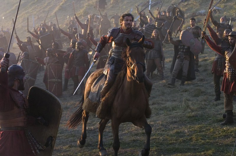 Mit einer handvoll Getreuer gelingt es aber gelingt es Aurelius (Colin Firth), den kindlichen Kaiser und seinen Lehrer zu befreien und, zurück auf dem Festland, einen ersten Sieg gegen die gotischen Besatzer zu erringen. Aber was nutzt eine trickreich gewonnene Schlacht, wenn man keine Armee mehr hat? – Bild: Puls 4 Mit einer handvoll Getreuer gelingt es aber gelingt es Aurelius (Colin Firth), den kindlichen Kaiser und seinen Lehrer zu befreien und, zurück auf dem Festland, einen ersten Sieg gegen die gotischen Besatzer zu erringen. Aber was nutzt eine trickreich gewonnene Schlacht, wenn man keine Armee mehr hat? – Bild: Puls 4