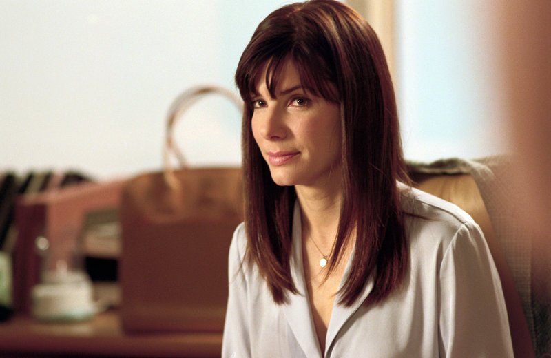 Die idealistische Harvard-Absolventin Lucy Kelson (Sandra Bullock) lässt sich von dem steinreichen Grundstücksmakler George Wade überreden, als Chefanwältin bei ihm einzusteigen. Doch anstatt sie in juristischen Fragen zu konsultieren, „missbraucht“ sie George als persönliche Beraterin in allen Lebenslagen … – Bild: Puls 4 Die idealistische Harvard-Absolventin Lucy Kelson (Sandra Bullock) lässt sich von dem steinreichen Grundstücksmakler George Wade überreden, als Chefanwältin bei ihm einzusteigen. Doch anstatt sie in juristischen Fragen zu konsultieren, „missbraucht“ sie George als persönliche Beraterin in allen Lebenslagen … – Bild: Puls 4