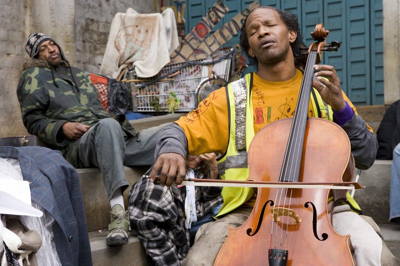 Mit seiner Musik kann Nathaniel Ayers (Jamie Foxx, r.) alle Menschen verzaubern, doch schizophrene Schübe machen dem Heimatlosen das Leben schwer … – Bild: Puls 4 Mit seiner Musik kann Nathaniel Ayers (Jamie Foxx, r.) alle Menschen verzaubern, doch schizophrene Schübe machen dem Heimatlosen das Leben schwer … – Bild: Puls 4