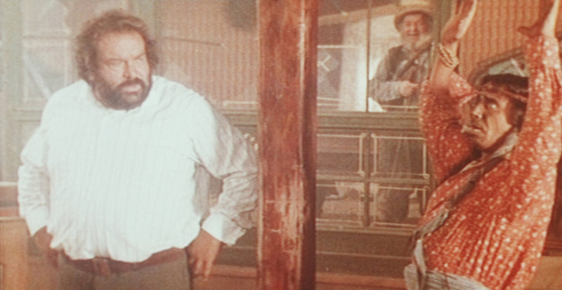 Buddy (Bud Spencer, l.) hat nicht immer Verständnis für die Rituale seines indianischen Partners Donnernder Adler (Amidou, r.) ... – Bild: Puls 4 Buddy (Bud Spencer, l.) hat nicht immer Verständnis für die Rituale seines indianischen Partners Donnernder Adler (Amidou, r.) ... – Bild: Puls 4