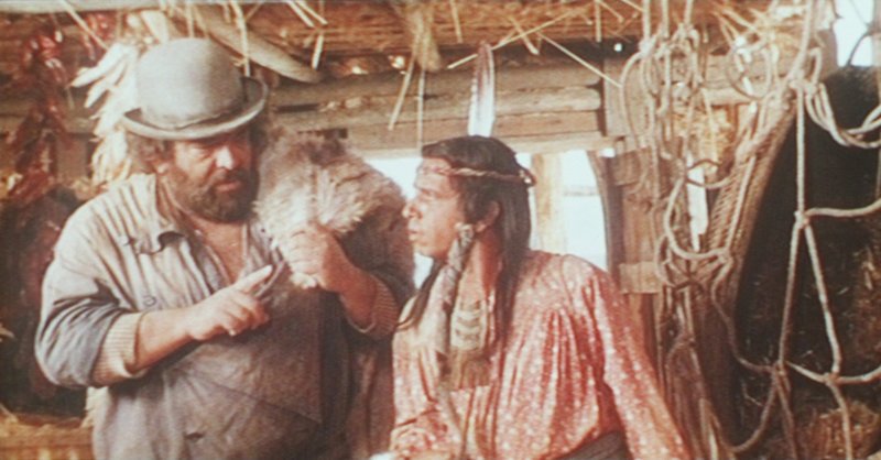 Der Lebenskünstler und Kleinganove Buddy (Bud Spencer, l.) mahnt seinen indianischen Partner Donnernder Adler (Amidou, r.), die Ruhe zu bewahren … – Bild: Puls 4