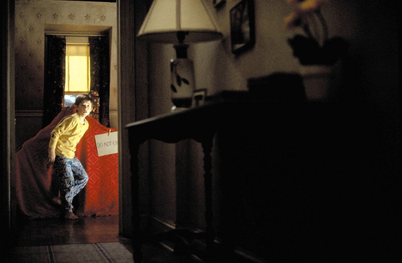 Immer häufiger wird Cole (Haley Joel Osment) von den Geistern der Toten gequält. In seiner Not offenbart er sich endlich einem Psychologen an. Doch dieser will seiner haarsträubenden Geschichte keinen Glauben schenken ... – Bild: Puls 4 Immer häufiger wird Cole (Haley Joel Osment) von den Geistern der Toten gequält. In seiner Not offenbart er sich endlich einem Psychologen an. Doch dieser will seiner haarsträubenden Geschichte keinen Glauben schenken ... – Bild: Puls 4