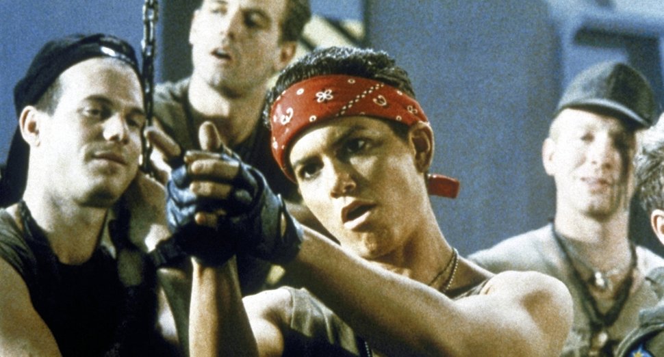 Die hartgesottenen Elite-Soldaten Hudson (Bill Paxton, l.), Corporal Hicks (Michael Biehn, M.), Vasquez (Jenette Goldstein, 2.v.r.) und Drake (Mark Rolston, r.) haben die Gefahr unterschätzt… – Bild: Puls 4