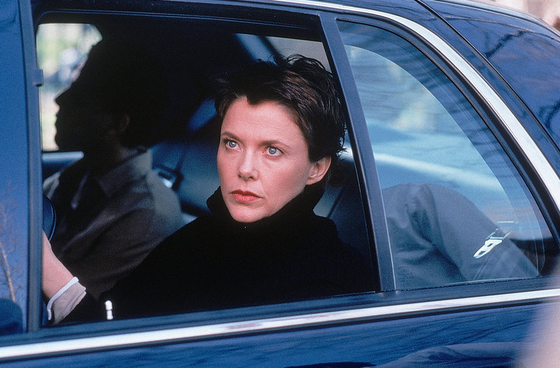 Nachdem der FBI-Agent Anthony Hubbard schlagkräftige Informationen erhält, kann CIA-Agentin Elise Kraft (Annette Bening, vorne) ihr Wissen nicht mehr länger zurückhalten. – Bild: Puls 4 Nachdem der FBI-Agent Anthony Hubbard schlagkräftige Informationen erhält, kann CIA-Agentin Elise Kraft (Annette Bening, vorne) ihr Wissen nicht mehr länger zurückhalten. – Bild: Puls 4