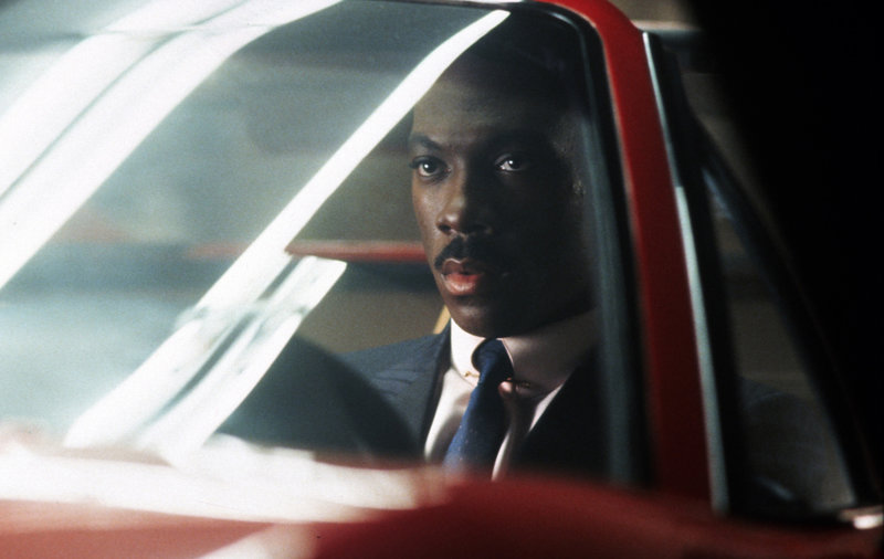 Der ungewöhnliche Cop Axel (Eddie Murphy) Foley ist in Detroit undercover tätig, als ihn ein Hilferuf aus Kalifornien erreicht ... – Bild: Puls 4 Der ungewöhnliche Cop Axel (Eddie Murphy) Foley ist in Detroit undercover tätig, als ihn ein Hilferuf aus Kalifornien erreicht ... – Bild: Puls 4
