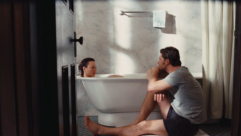 Henry (Eric Bana, r.) und Clare (Rachel McAdams, l.) führen ein schwieriges Eheleben, weil der junge Mann ausgelöst durch Stress gezwungen ist, durch die Zeit zu reisen. Und auf jeder Zeitreise stößt Henry auf Geheimnisse, die ihm lieber verborgen geblieben wären … – Bild: Puls 4 Henry (Eric Bana, r.) und Clare (Rachel McAdams, l.) führen ein schwieriges Eheleben, weil der junge Mann ausgelöst durch Stress gezwungen ist, durch die Zeit zu reisen. Und auf jeder Zeitreise stößt Henry auf Geheimnisse, die ihm lieber verborgen geblieben wären … – Bild: Puls 4