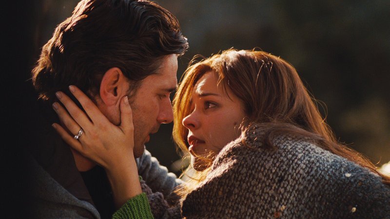 Wagen das schier Unmögliche: Henry (Eric Bana, l.) und Clare (Rachel McAdams, r.) beschließen zu heiraten, obwohl der junge Mann zwischen den Zeiten lebt … – Bild: Puls 4 Wagen das schier Unmögliche: Henry (Eric Bana, l.) und Clare (Rachel McAdams, r.) beschließen zu heiraten, obwohl der junge Mann zwischen den Zeiten lebt … – Bild: Puls 4