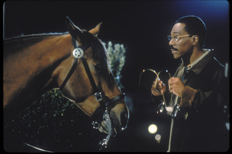 Der Freund der Tiere: Dr. Dolittle (Eddie Murphy) kann ihnen nicht nur medizinischen Beistand geben, sondern auch mit ihnen sprechen ... – Bild: Puls 4 Der Freund der Tiere: Dr. Dolittle (Eddie Murphy) kann ihnen nicht nur medizinischen Beistand geben, sondern auch mit ihnen sprechen ... – Bild: Puls 4