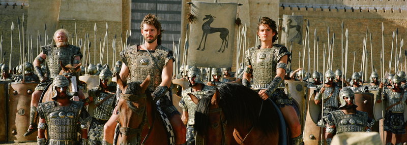 Nachdem Paris (Orlando Bloom, r.) eine ihrer Königinnen geraubt hat, verbünden sich die Anführer zahlloser griechischer Stämme, um gegen die Trojaner in den Krieg zu ziehen. Für König Priamos (Peter O'Toole, l.), Hector (Eric Bana, M), Paris und alle Trojaner beginnt eine jahrelang währender Krieg ... – Bild: Puls 4 Nachdem Paris (Orlando Bloom, r.) eine ihrer Königinnen geraubt hat, verbünden sich die Anführer zahlloser griechischer Stämme, um gegen die Trojaner in den Krieg zu ziehen. Für König Priamos (Peter O'Toole, l.), Hector (Eric Bana, M), Paris und alle Trojaner beginnt eine jahrelang währender Krieg ... – Bild: Puls 4