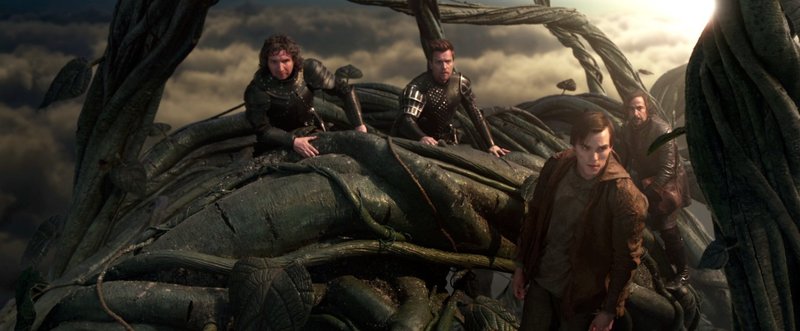 Jack (Nicholas Hoult, 2.v.r.), Crawe (Eddie Marsan, l.), Elmont (Ewan McGregor, 2.v.l.) und Roderick (Stanley Tucci, r.) sind die Ranke hinauf ins Reich der Riesen geklettert, um sich auf die Suche nach der entführten Prinzessin zu machen. Doch werden sie sie lebend finden? – Bild: Puls 4 Jack (Nicholas Hoult, 2.v.r.), Crawe (Eddie Marsan, l.), Elmont (Ewan McGregor, 2.v.l.) und Roderick (Stanley Tucci, r.) sind die Ranke hinauf ins Reich der Riesen geklettert, um sich auf die Suche nach der entführten Prinzessin zu machen. Doch werden sie sie lebend finden? – Bild: Puls 4