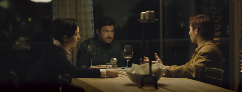 Zu Beginn freut sich Robyn (Rebcca Hall, l.) noch, als der alte Schulfreund Gordo (Joel Edgerton, r.) ihres Mannes zu Besuch kommt. Doch er wird immer aufdringlicher und Simon (Jason Bateman, M.) setzt alles daran, den Kontakt wieder abzubrechen ... – Bild: Puls 4 Zu Beginn freut sich Robyn (Rebcca Hall, l.) noch, als der alte Schulfreund Gordo (Joel Edgerton, r.) ihres Mannes zu Besuch kommt. Doch er wird immer aufdringlicher und Simon (Jason Bateman, M.) setzt alles daran, den Kontakt wieder abzubrechen ... – Bild: Puls 4