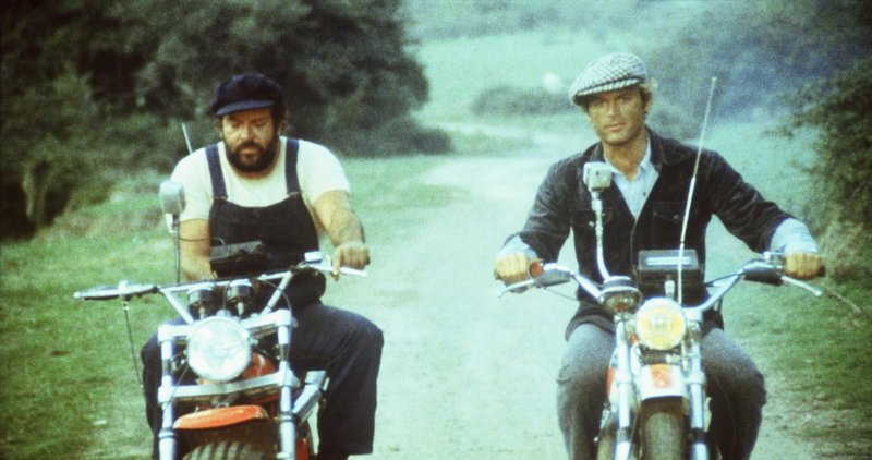 Ben (Bud Spencer, l.) und Kid (Terence Hill, r.) machen eine Landpartie … – Bild: Puls 4 Ben (Bud Spencer, l.) und Kid (Terence Hill, r.) machen eine Landpartie … – Bild: Puls 4