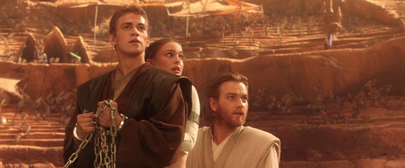Im Visier des Bösen: (v.l.n.r.) Anakin (Hayden Christensen), Amidala (Natalie Portman) und Obi-Wan Kenobi (Ewan McGregor)… – Bild: Puls 4