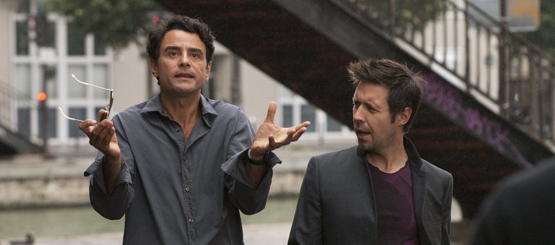 Ohne es zu ahnen, manövriert Derek (Paddy Considine, r.) seinen Freund Paolo (Vincenzo Amato, l.) in einen Schlamassel mit Greta ... – Bild: Puls 4 Ohne es zu ahnen, manövriert Derek (Paddy Considine, r.) seinen Freund Paolo (Vincenzo Amato, l.) in einen Schlamassel mit Greta ... – Bild: Puls 4