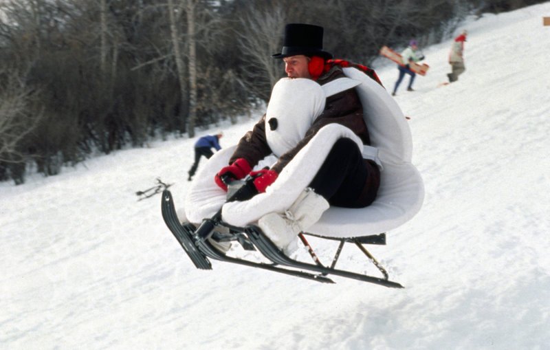 Auch TV-Wettermann Tom Brandston (Chevy Chase) hat großen Spaß im Schnee … – Bild: Puls 4