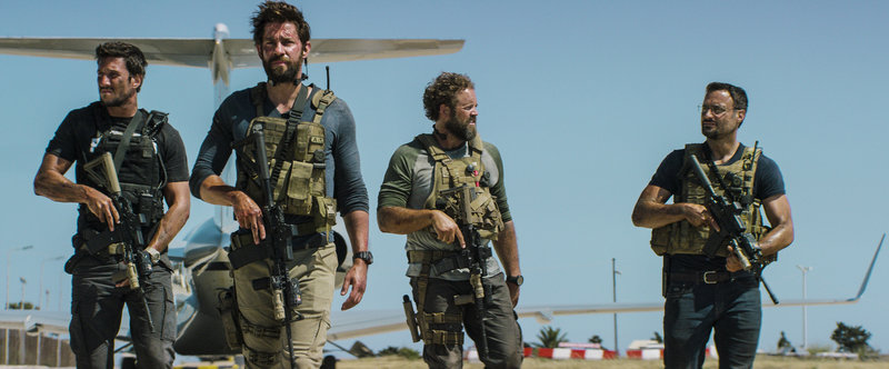 In einem 13-stündigen Einsatz kämpfen die Ex-Soldaten der CIA Tanto (Pablo Schreiber, l.), Jack (John Krasinski, 2.v.l.), Boon (David Denman, 2.v.r.) und Tig (Dominic Fumusa, r.) gegen eine islamistische Terrormiliz, um einen Angriff auf die amerikanische Botschaft in Bengasi zu stoppen ... – Bild: Puls 4 In einem 13-stündigen Einsatz kämpfen die Ex-Soldaten der CIA Tanto (Pablo Schreiber, l.), Jack (John Krasinski, 2.v.l.), Boon (David Denman, 2.v.r.) und Tig (Dominic Fumusa, r.) gegen eine islamistische Terrormiliz, um einen Angriff auf die amerikanische Botschaft in Bengasi zu stoppen ... – Bild: Puls 4