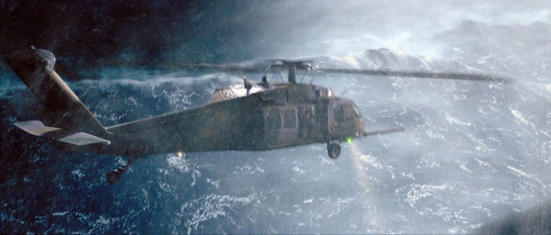 Dem Hubschrauber geht nach einigen misslungenen Rettungsversuchen der Treibstoff aus, und eine Luftbetankung schlägt fehl. Da stürzt der Hubschrauber in die peitschende, eisige See ab… – Bild: Puls 4