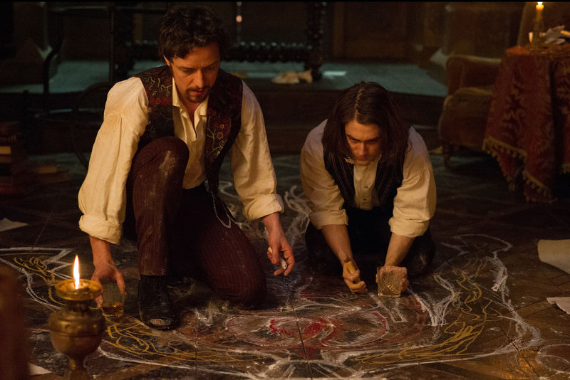 Der Medizin-Student Victor Frankenstein (James McAvoy, l.) beschäftigt sich mit sonderbaren Experimenten. Als er den jungen Igor (Daniel Radcliffe, r.) als Assistenten engagiert, merkt dieser schnell, dass Frankenstein irgendwo zwischen Genie und Wahnsinn schwebt ... – Bild: Puls 4 Der Medizin-Student Victor Frankenstein (James McAvoy, l.) beschäftigt sich mit sonderbaren Experimenten. Als er den jungen Igor (Daniel Radcliffe, r.) als Assistenten engagiert, merkt dieser schnell, dass Frankenstein irgendwo zwischen Genie und Wahnsinn schwebt ... – Bild: Puls 4