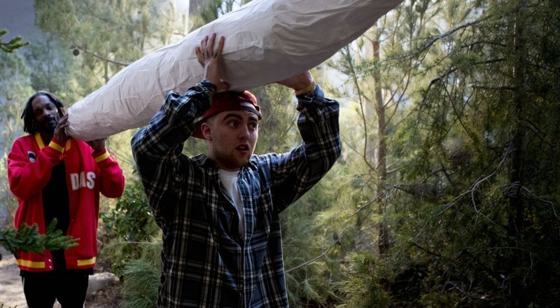 Eigentlich sind sie nur auf der Suche nach ein bisschen Cannabis, doch dann stoßen Ja’Marcus (Snoop Dogg, l.) und D’Andre (Mac Miller, r.) mitten im Wald auf drei seltsame Gestalten … – Bild: Puls 4