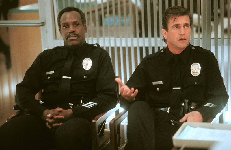Nach einem missglückten Einsatz müssen Roger Murtaugh (Danny Glover, l.) und Martin Riggs (Mel Gibson, r,) Streifendienst leisten - und das alles wenige Tage vor Rogers Pensionierung – Bild: Puls 4 Nach einem missglückten Einsatz müssen Roger Murtaugh (Danny Glover, l.) und Martin Riggs (Mel Gibson, r,) Streifendienst leisten - und das alles wenige Tage vor Rogers Pensionierung – Bild: Puls 4