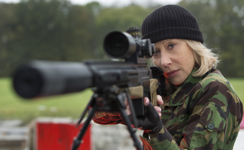 Die Auftragskillerin Victoria (Helen Mirren) macht sich zusammen mit den beiden ehemaligen CIA-Agenten Frank und Marvin auf die Suche nach der Wahrheit über eine Nuklearwaffe ... – Bild: Puls 4 Die Auftragskillerin Victoria (Helen Mirren) macht sich zusammen mit den beiden ehemaligen CIA-Agenten Frank und Marvin auf die Suche nach der Wahrheit über eine Nuklearwaffe ... – Bild: Puls 4