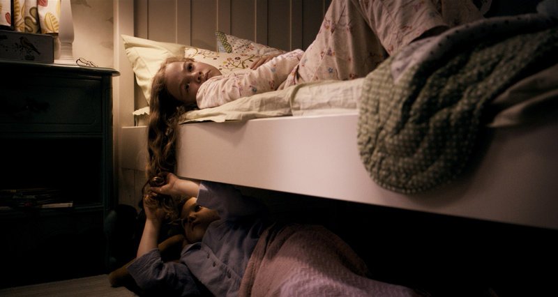 Eigentlich sollen sich Lilly (Isabelle Nélisse, unten) und Victoria (Megan Charpentier, oben) bei Lucas und Annabel wieder in die Gesellschaft einfügen, aber Mama will die beiden nicht loslassen … – Bild: Puls 4 Eigentlich sollen sich Lilly (Isabelle Nélisse, unten) und Victoria (Megan Charpentier, oben) bei Lucas und Annabel wieder in die Gesellschaft einfügen, aber Mama will die beiden nicht loslassen … – Bild: Puls 4
