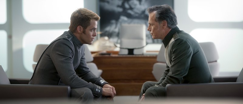 Als Captain Kirk (Chris Pine, l.), um Spock zu retten, die Enterprise vor Bewohnern eines fremden Planeten enttarnen muss, verstößt er gegen die oberste Direktive der Föderation. Prompt degradiert ihn Admiral Christopher Pike (Bruce Greenwood, r.)… – Bild: Puls 4 Als Captain Kirk (Chris Pine, l.), um Spock zu retten, die Enterprise vor Bewohnern eines fremden Planeten enttarnen muss, verstößt er gegen die oberste Direktive der Föderation. Prompt degradiert ihn Admiral Christopher Pike (Bruce Greenwood, r.)… – Bild: Puls 4