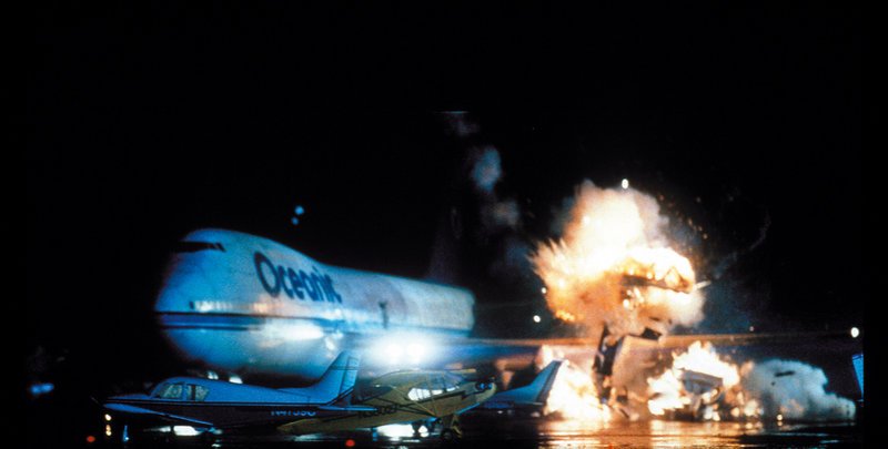 Ein Passagierflugzeug, auf dem Weg von Athen nach Washington, gerät in die Fänge von Terroristen, die mit einer Nervengasbombe an Bord einen Großteil der US-Bevölkerung auslöschen wollen. In einer irrwitzigen Aktion gelingt es einer Spezialeinheit, an Bord des Jumbos zu kommen … – Bild: Puls 4