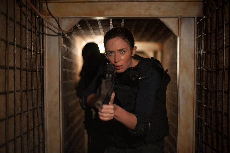Als FBI-Agentin muss Kate (Emily Blunt) knallhart sein, denn im Drogenkrieg am Grenzsteifen zwischen Arizona und Mexiko zu überleben, ist ein ständiger Kampf, ums Überleben ... – Bild: Puls 4 Als FBI-Agentin muss Kate (Emily Blunt) knallhart sein, denn im Drogenkrieg am Grenzsteifen zwischen Arizona und Mexiko zu überleben, ist ein ständiger Kampf, ums Überleben ... – Bild: Puls 4