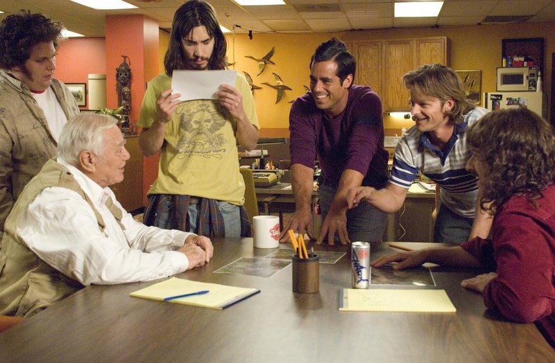 Hiobsbotschaft: Die Einschaltquoten sinken in den Keller, die Crew (v.r.n.l.: Ernest Borgnine, Jonah Hill, Justin Long, Peter Dante, Steve Zahn, Alan Covert) von „Strange Wilderness“ muss sich etwas einfallen lassen. Ein Monster muss her! – Bild: ProSieben Media AG © Paramount Pictures