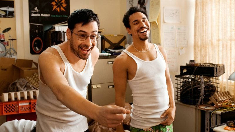 Um das verlangte Demo-Tape produzieren zu können, klauen die Blutzbrüdaz Otis (Sido, r.) und Eddy (B-Tight, l.) ein teures Mikrofon – und werden prompt dabei erwischt … – Bild: ProSieben Media AG © 2011 Constantin Film Verleih GmbH